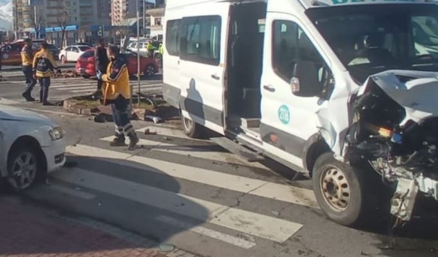Kayseri'de otomobil ile minibüs çarpıştı: Çok sayıda yaralı var