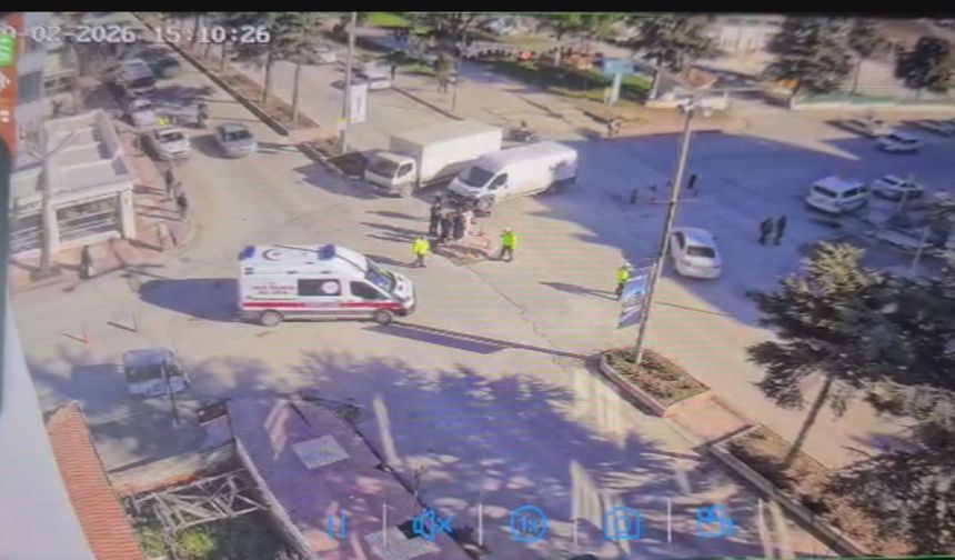 Minibüs ve motosiklet çarpıştı