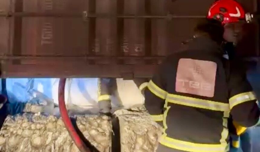 Osmaniye'de devrilen TIR'da yangın çıktı