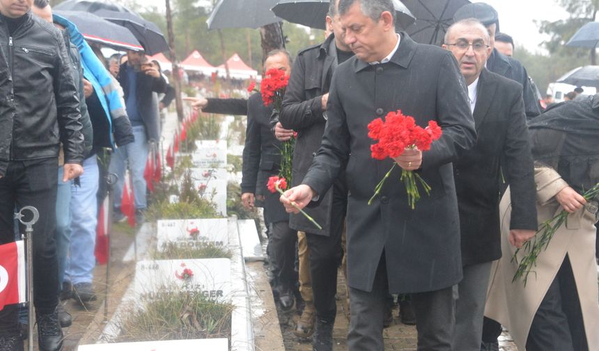 Özgür Özel, depremde hayatını kaybedenlerin mezarlarına karanfil bıraktı