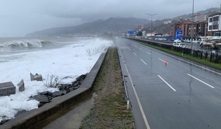 Rize'de dalgalar sahile ulaştı