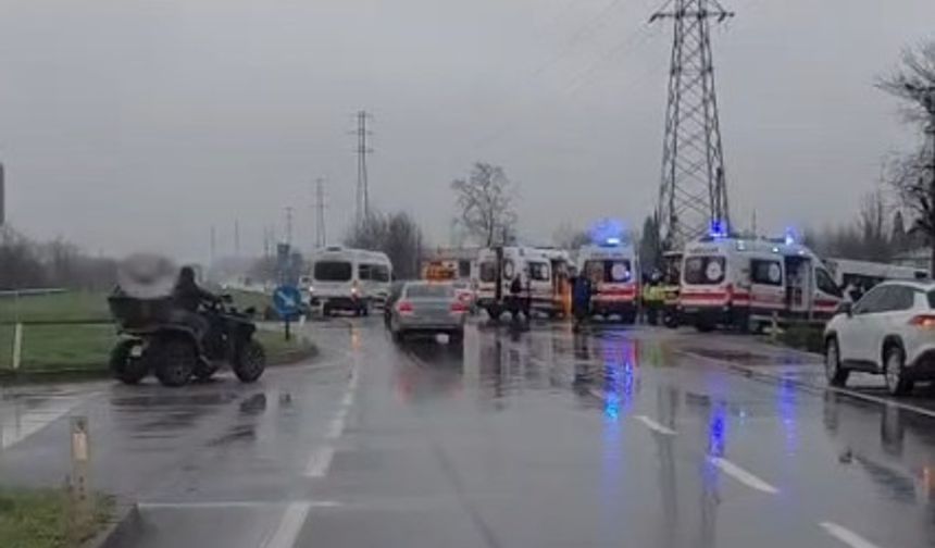 Sakarya'da ambulans ve servis minibüsü çarpıştı: Yaralılar var
