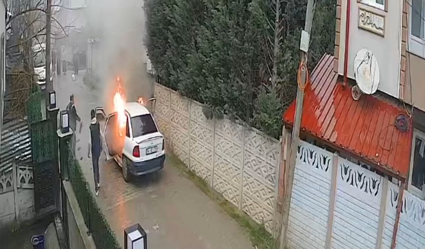 Sakarya'da otomobili alevler sardı
