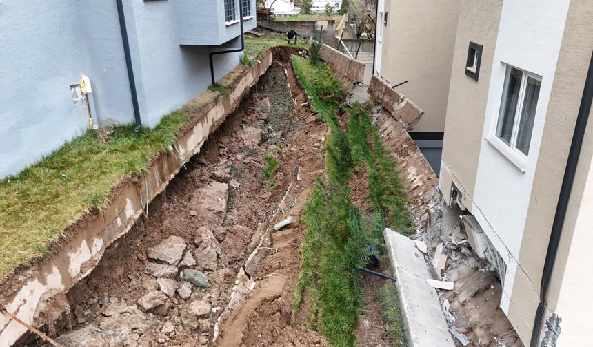 Sakarya'da sitenin istinat duvarı çöktü