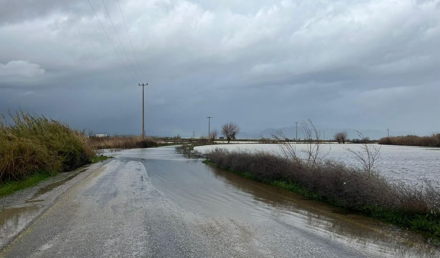 Taşan Büyük Menderes Nehri kara yolunu ulaşıma kapattı