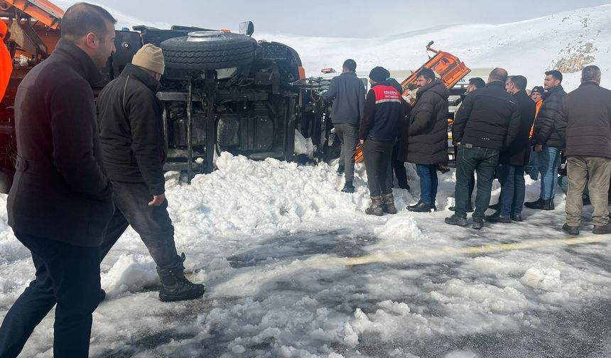 Tendürek Geçidi'nde Kar Küreme Aracı Devrildi