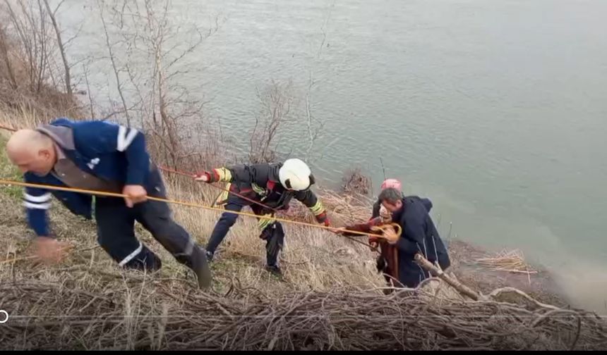 Traktör Kızılırmak'a yuvarlandı