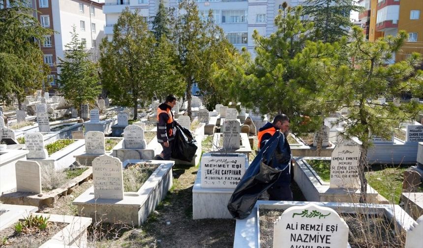 Niğde Belediyesi'nden mezarlık temizliği