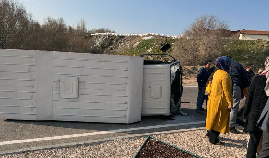 Aksaray'da kamyonet ile ekmek dağıtım aracı çarpıştı: 6 kişi yaralandı