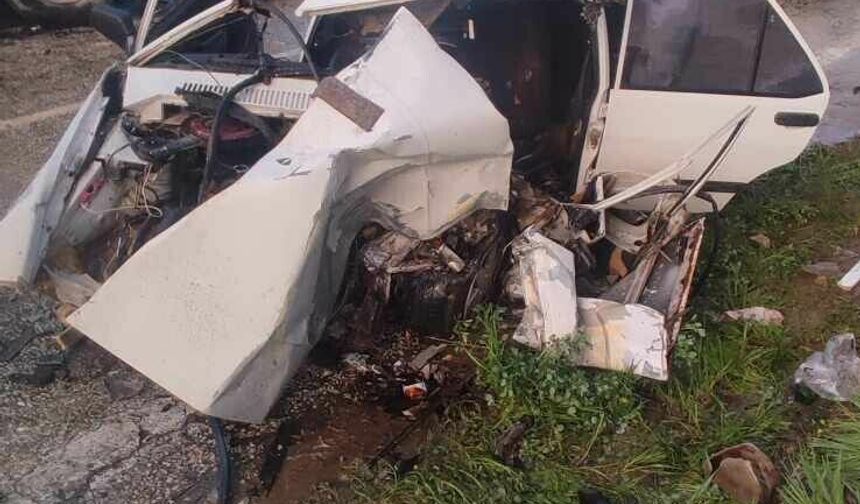 Alaşehir’de otomobil ile TIR çarpıştı: 3 yaralı