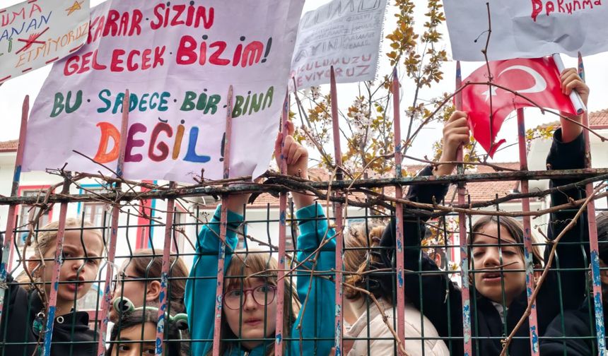 Ankara'da devredilen okul binasına tepki gösterdiler