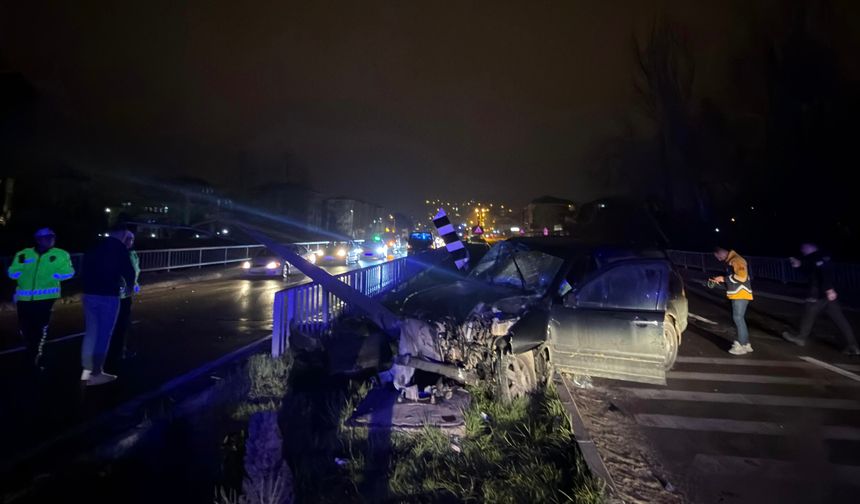 Bartın’da, köprü korkuluklarına çarptı; 2 yaralı