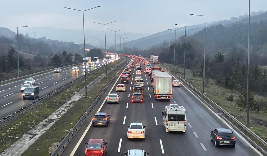 Bayramın son gününde Anadolu Otoyolu'nda ulaşım yavaşladı