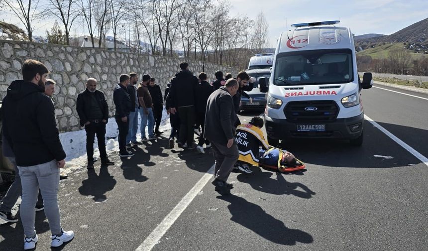 Bingöl-Diyarbakır kara yolunda otomobil istinat duvarına çarptı; 2'si ağır, 5 yaralı