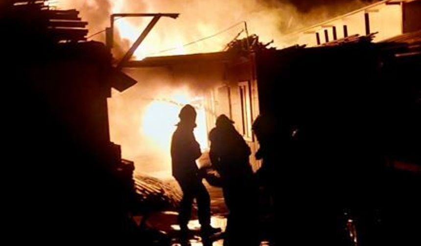 Bodrum'da 3 konteyner yangında kullanılmaz hale geldi