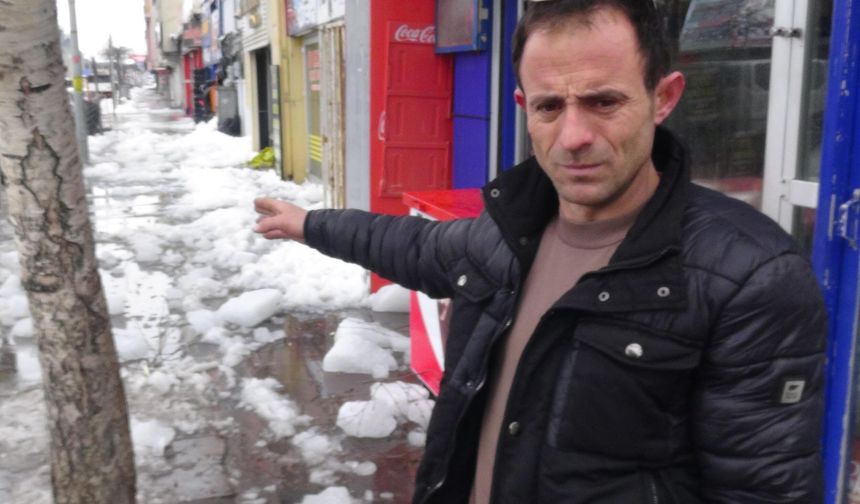 Çatından üzerine kar ve buz kütlesi düşünce ağır yaralandı