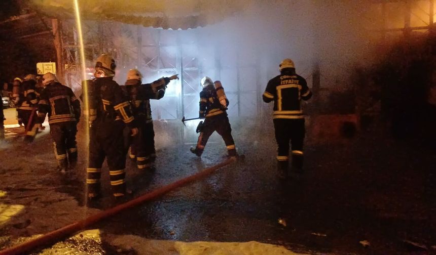 Çorum'da lastik dükkanı alev topuna dönüştü