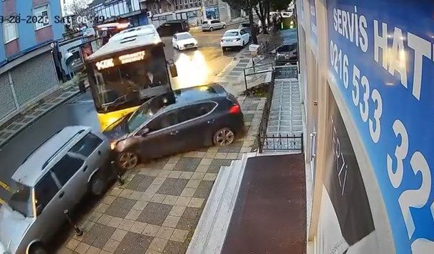 Direksiyon hakimiyetini kaybeden otobüs şoförü park hakideki araçlara çarptı