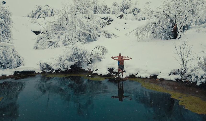 Eksi 5 derecede mineralli gölde yüzdüler