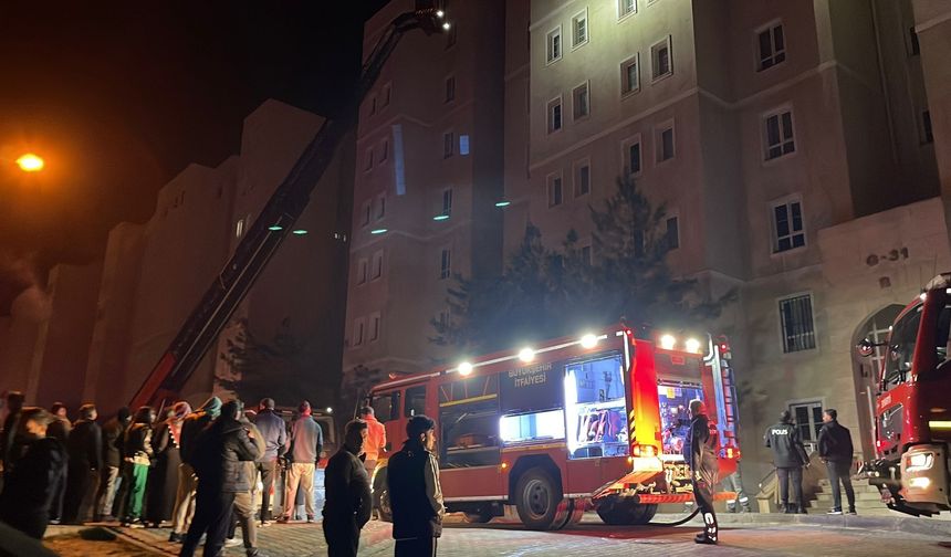 Elektrik panosu patlayan bina tahliye edildi