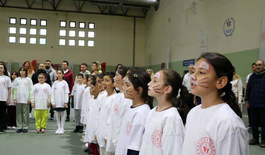 Eski Milli Sporcu İpek Soylu'dan Çocuklara Tenis Dersi