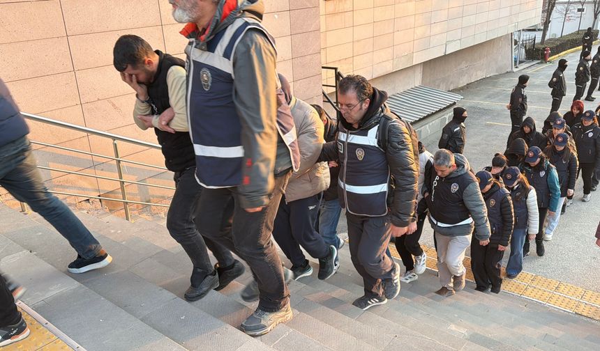 Eskişehir merkezli yasa dışı bahis ve dolandırıcılık operasyonu: 49 şüpheli adliyede