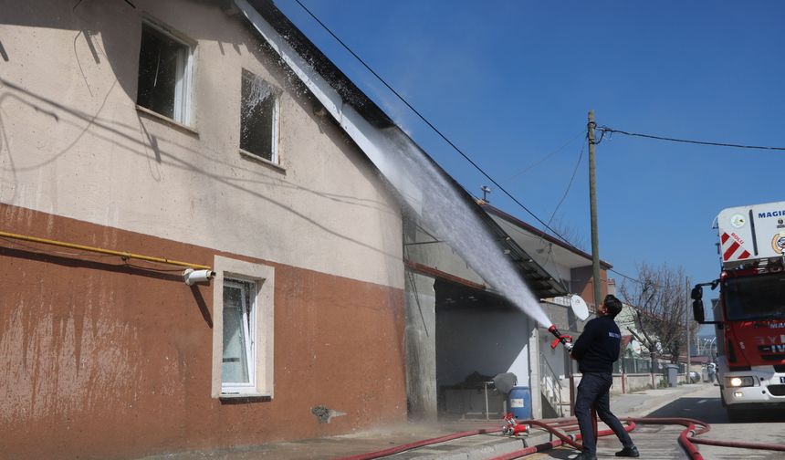 Evi ve mobilya atölyesi küle döndü