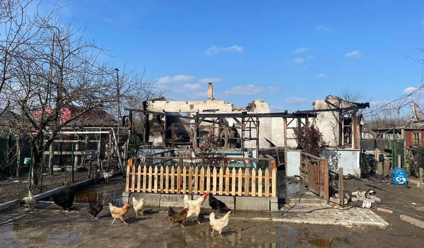 Evleri yangında yok olan çifte komşuları destek oluyor