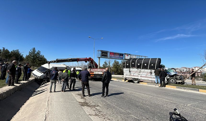 Gaziantep'te minibüs ve kamyonet çarpıştı