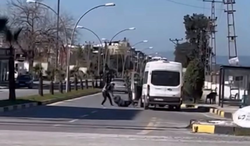 Hatay’da durak görevlisi, minibüs şoförünü darbetti