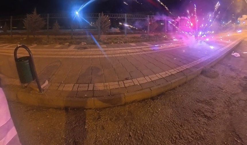 Havai fişekleri arkadaşlarının üzerine ateşledi