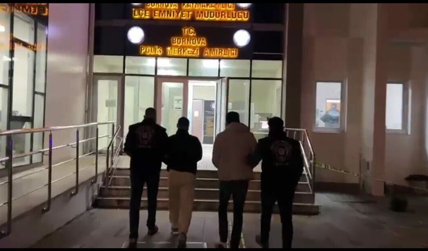 İzmir'de Kendilerini Polis Olarak Tanıtıp, 2 Kişiyi Gasbettiler