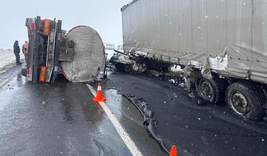 Kars'ta devrilen zift yüklü tankere, TIR çarptı: 2 kişi yaralandı