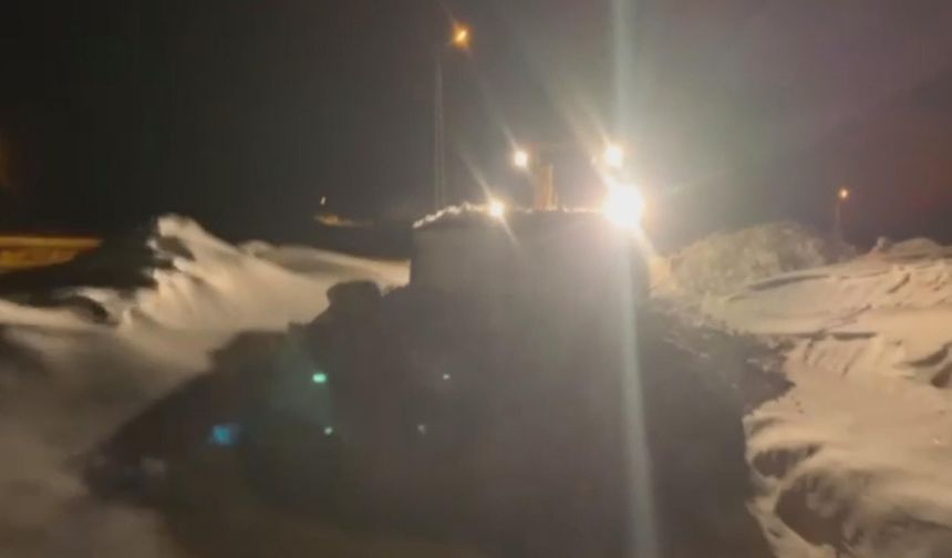 Kars'ta kardan dolayı kapanan köy yollarında çalışmalar sürüyor