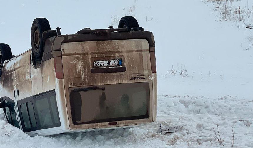 Kars'ta minibüs şarampole devrildi: 5 kişi yaralandı