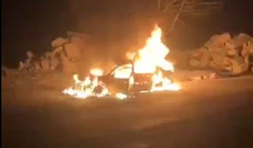 Kozan-Feke Karayolunda Otomobil Yandı