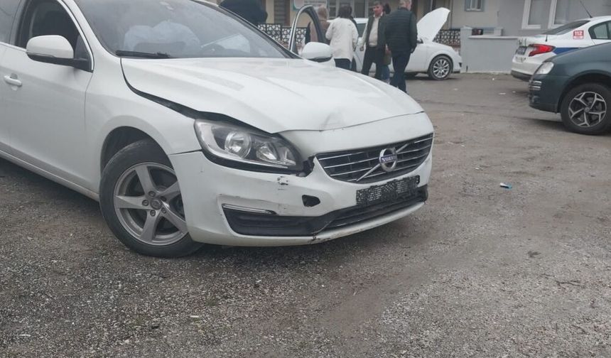 Kütahya'da iki otomobil çarpıştı