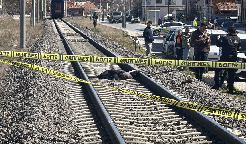 Kütahya'da yolcu treni yayaya çarptı