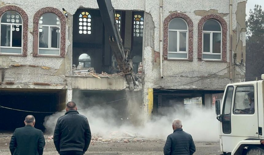 Malatya'da depremin vurduğu 43 yıllık cami kontrollü şekilde yıkıldı