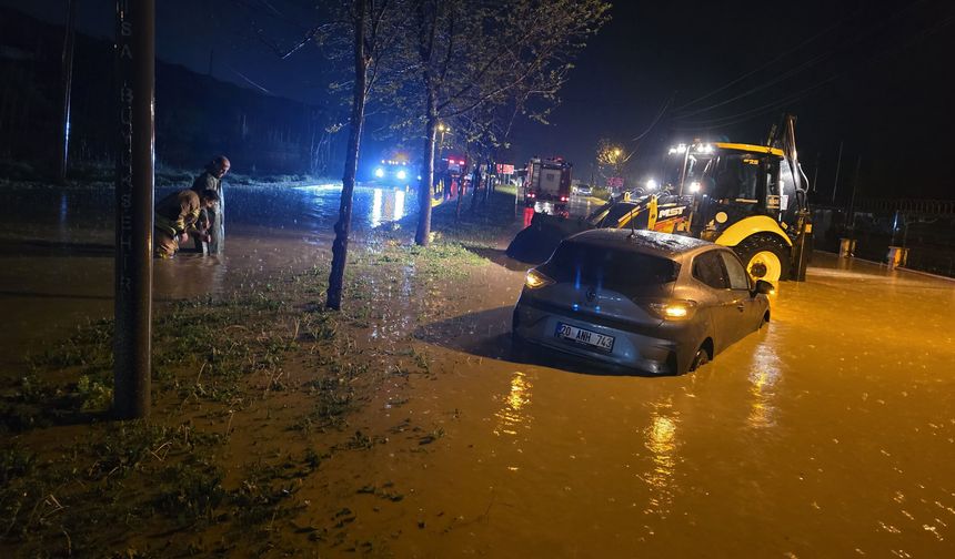 Manisa'da sağanak yağış hayatı olumsuz etkiledi