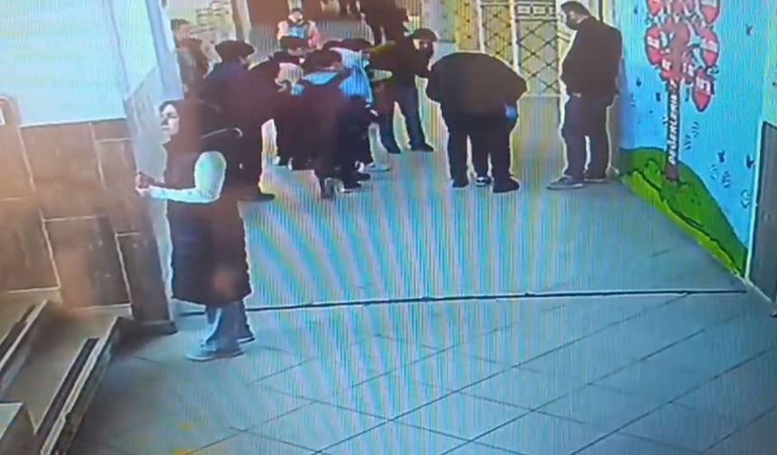 Öğrencisini Heimlich manevrasıyla kurtardı