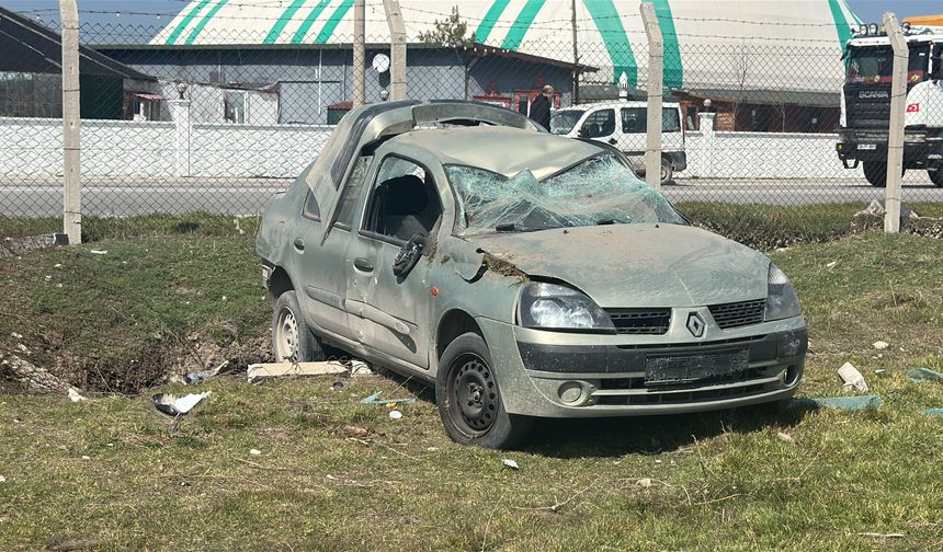 Otomobil bahçeye girdi: Sürücü yaralandı