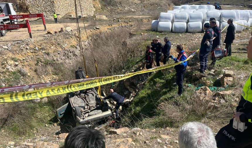 Otomobil yol kenarındaki çukura düştü