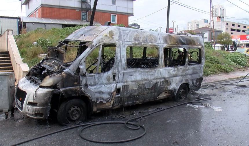 Servis minibüsü alev aldı