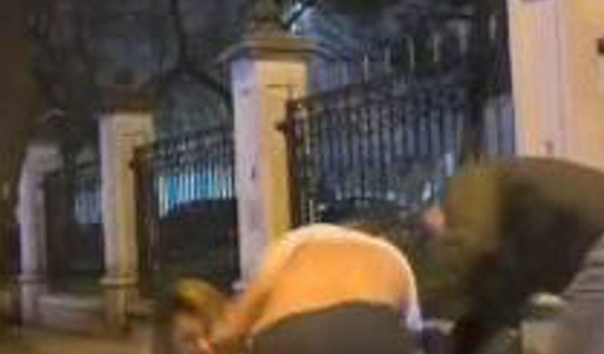 Sevgilisini sokakta darbetti