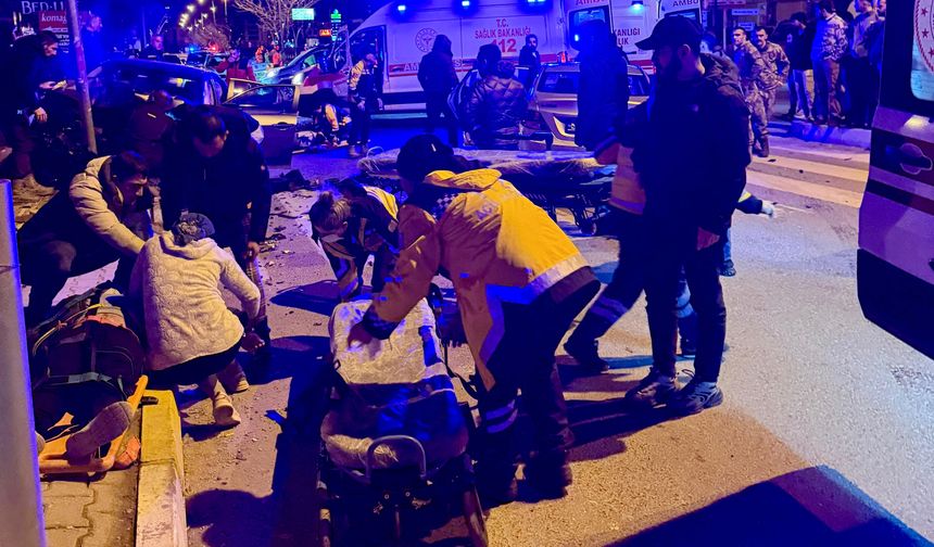 Tunceli'de İki Otomobil Kafa Kafaya Çarpıştı