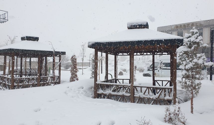 Van'da yerleşim yerleri kapandı
