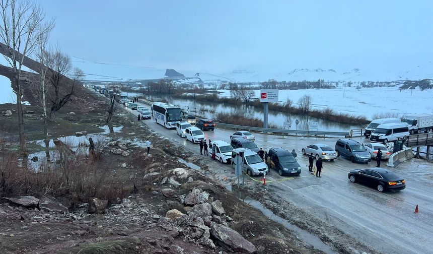 Yüksekova'da kapanan yollar ulaşıma açıldı
