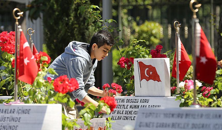 Karşıyaka Mezarlığı’nda Bayram Yoğunluğu: Şehitlikte Duygu Dolu Anlar