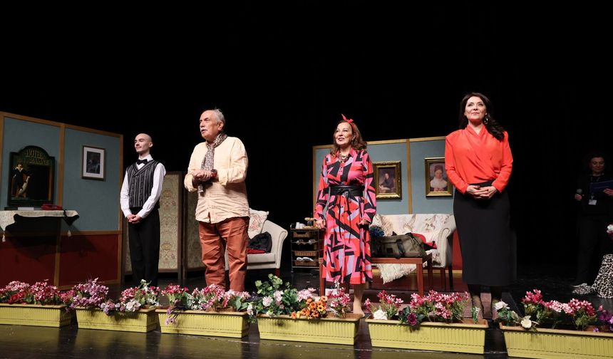 “Kral Dairesi” sahnede: Prömiyere yoğun ilgi